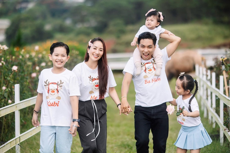 Gia đình Khánh Thi - Phan Hiển chăm chụp ảnh nghệ thuật.