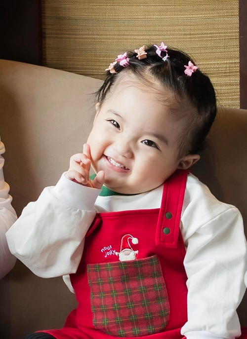 Nhiều cư dân mạng yêu mến bé Lisa bởi cô nhóc có vô số biểu cảm đáng yêu.