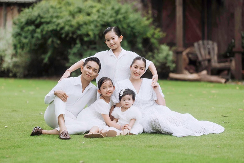 Gia đình Phan Hiển thường xuyên diện đồ đồng điệu.