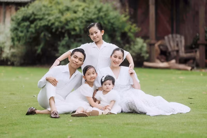 Gia đình Phan Hiển thường xuyên diện đồ đồng điệu.