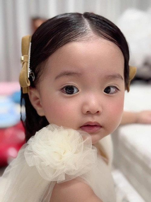 Con gái Khánh Thi sở hữu gương mặt xinh xắn với đôi mắt to tròn cùng làn da trắng hồng.