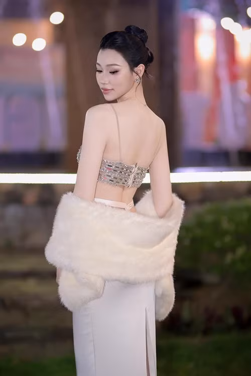 Huyền Cơ cao 1m71, có số đo ba vòng 81-58-91 cm.