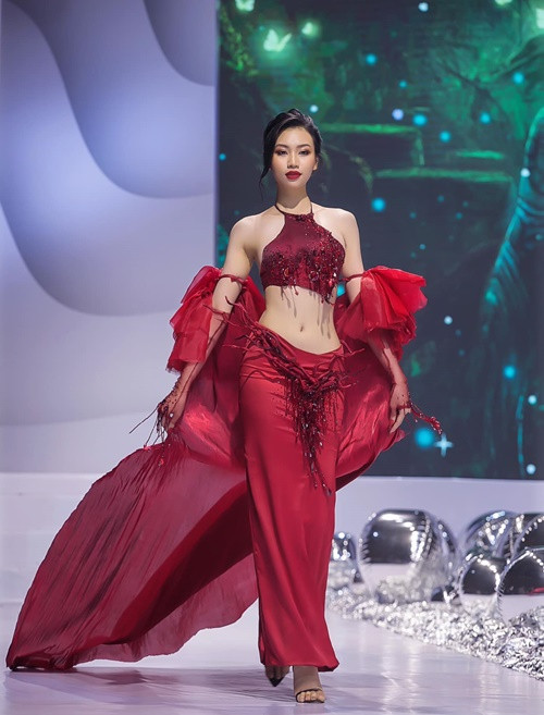 Chân dài sinh năm 2003 đang là người mẫu tự do. Hiện, Huyền Cơ là sinh viên năm cuối ngành Quản trị kinh doanh tại Trường Đại học Tài chính – Marketing. Ngay từ những năm tháng sinh viên, cô tích cực tham gia các hoạt động ngoại khóa, hoạt động xã hội.