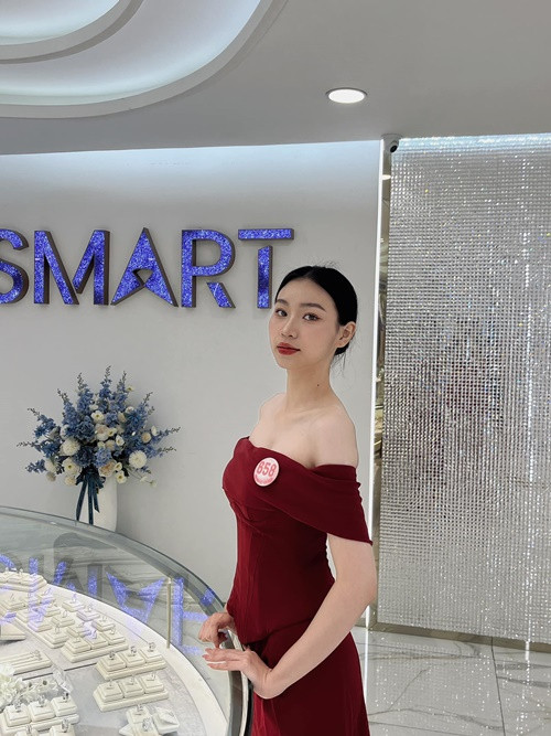 Huyền Cơ khoe vai trần gợi cảm trong một hoạt động của cuộc thi Hoa hậu Việt Nam 2024.