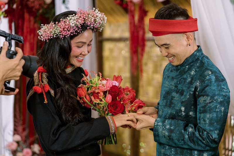 Trong ngày chung đôi giản dị ở quê nhà, Tuấn Khôi hỏi H'hen Niê: "Em có đồng ý lấy anh làm chồng không?". Ảnh: FB H'hen Niê.