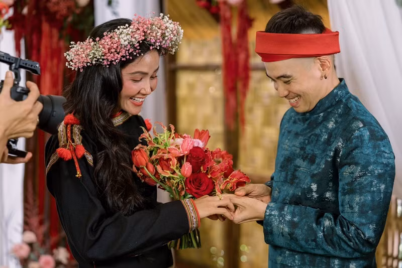 Trong ngày chung đôi giản dị ở quê nhà, Tuấn Khôi hỏi H'hen Niê: "Em có đồng ý lấy anh làm chồng không?". Ảnh: FB H'hen Niê.