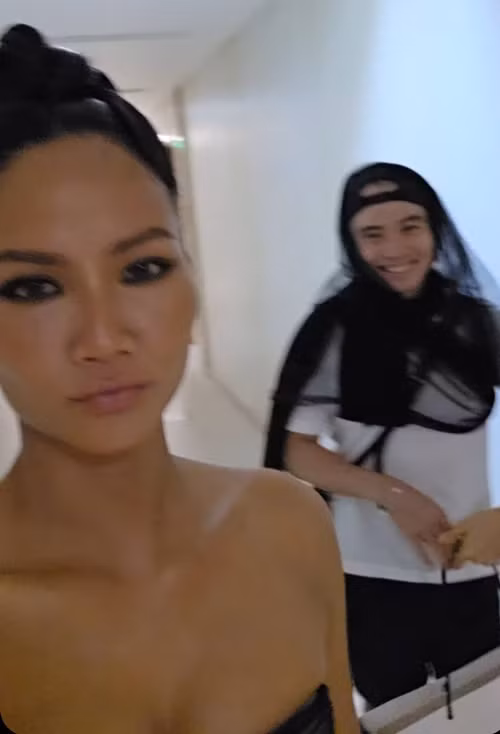 Hoa hậu H'hen Niê chia sẻ khoảnh khắc hài hước của chồng. Ảnh: FB H'hen Niê.