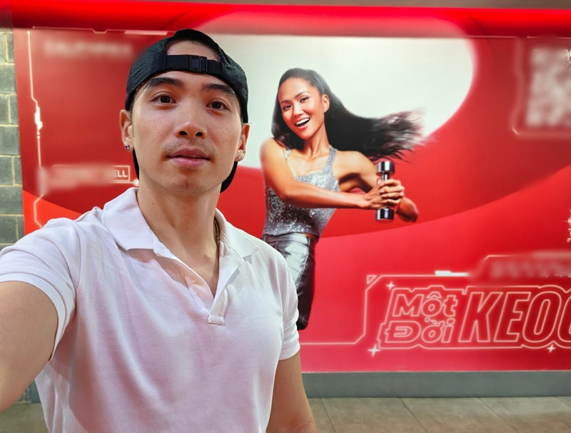 Nam nhiếp ảnh gia khoe ảnh quảng cáo của vợ. Ảnh: FB Tuấn Khôi.