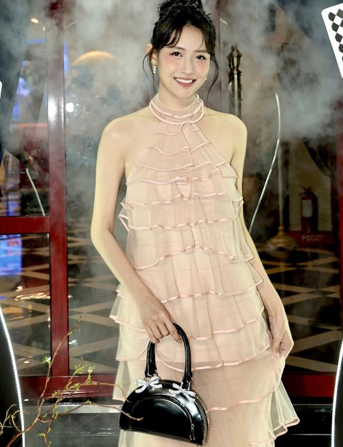 “Gà cưng” một thời của Khắc Tiệp lấy lại được vóc dáng thon thả sau hơn 1 năm có con thứ 2.