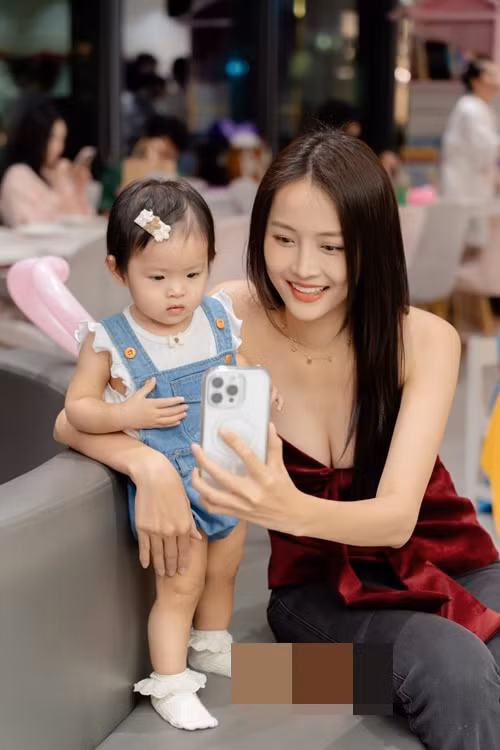 Từ khi có con, Phí Ngọc Hưng chững chạc, trưởng thành hơn, Trương Mỹ Nhân cảm thấy hạnh phúc, bình yên hơn.