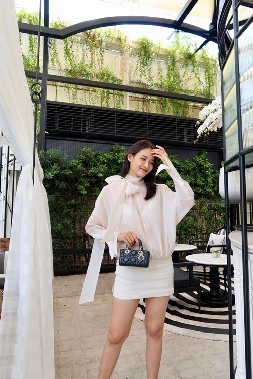 Chân dài sinh năm 1995 từng tham gia một số cuộc thi nhan sắc và đoạt giải như Á quân The Face Vietnam 2017, á hậu 1 Hoa hậu Siêu quốc gia Việt Nam 2018.