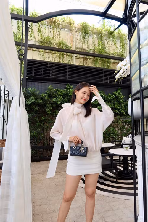 Chân dài sinh năm 1995 từng tham gia một số cuộc thi nhan sắc và đoạt giải như Á quân The Face Vietnam 2017, á hậu 1 Hoa hậu Siêu quốc gia Việt Nam 2018.