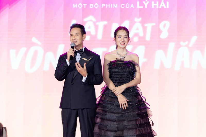 Đạo diễn Lý Hải chia sẻ: “Hôm nay là ngày Lý Hải hồi hộp khủng khiếp! Thứ nhất là cũng băn khoăn, không biết câu chuyện Lật mặt 8: Vòng tay nắng này mọi người có thích không? Câu chuyện này có nhiều người đồng cảm với mình không? Có chạm được tới cảm xúc của mọi người không? Khi xem xong, Lý Hải thật sự vỡ òa vì thấy mọi người bước ra rạp với đôi mắt vừa đỏ vừa sưng. Nhiều khán giả chia sẻ ngay với Lý Hải là em khóc 2 - 3 lần, có người khóc 3 - 4 lần, rất là thấm, mọi người thấy mình ở trong đó".