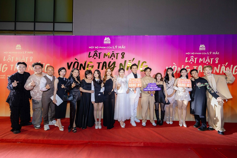 Nội dung phim Lật mặt 8: Vòng tay nắng xoay quanh nhân vật Tâm, một chàng trai 17 tuổi đam mê âm nhạc sống tại vùng đất miền Trung đầy nắng gió. Ước mơ theo đuổi nghệ thuật của Tâm bị kìm hãm bởi sự kỳ vọng và quan điểm khắt khe của người cha- ông Phước. Những xung đột căng thẳng giữa hai cha con phản ánh chân thực áp lực thế hệ, định kiến gia đình và khát vọng được là chính mình của giới trẻ. Câu chuyện khép lại bằng một vòng tay mở ra- vòng tay nắng như một biểu tượng của tha thứ, bao dung và hàn gắn.