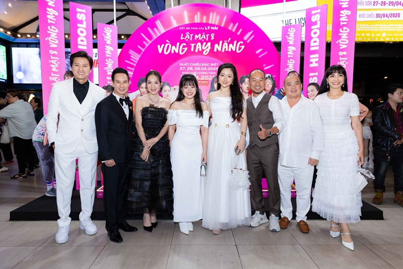 Gia đình Thúy Hạnh - Minh Khang diện trang phục tông trắng đến chúc mừng vợ chồng Lý Hải ra mắt phần 8 của series Lật mặt.