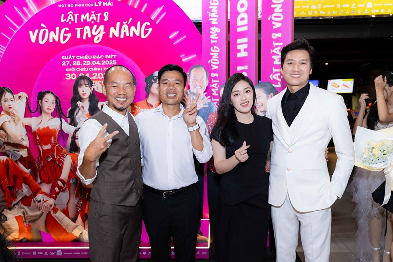 Quách Ngọc Tuyên (ngoài cùng bên phải) đóng Lật mặt 8: Vòng tay nắng. Vào tối ngày 25/4, vợ Quách Ngọc Tuyên có mặt trong buổi ra mắt phim.