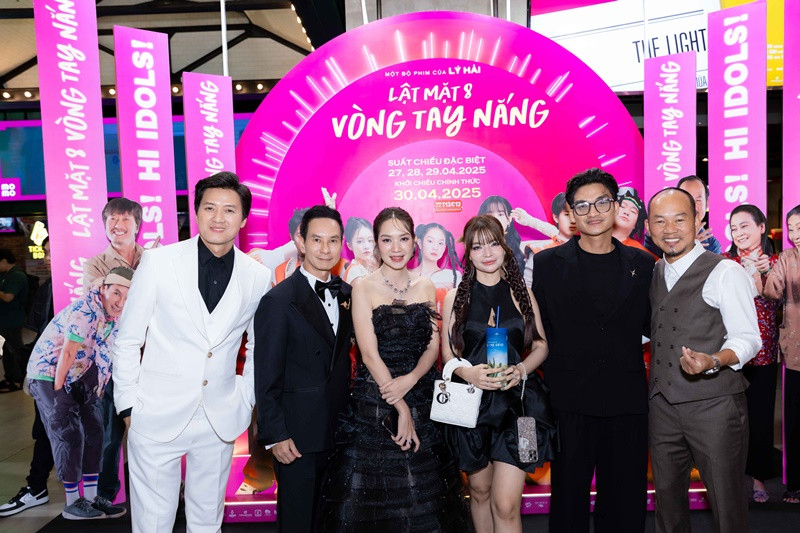 Tối ngày 25/4 tại TP HCM, đạo diễn Lý Hải ra mắt bộ phim điện ảnh Lật mặt 8: Vòng tay nắng. Chương trình có sự góp mặt của Mạc Văn Khoa (thứ hai bên phải) và vợ của nam diễn viên.
