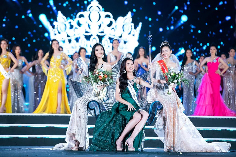 Trong chung kết Miss World Vietnam 2019, Lương Thùy Linh giành ngôi vị cao nhất, Nguyễn Hà Kiều Loan đoạt á hậu 1 và Nguyễn Tường San giành danh hiệu á hậu 2. Thời điểm đăng quang, Lương Thùy Linh cao 1m77, có số đo 3 vòng 88 - 68 - 92 cm. Ảnh: Fanpage Miss World Vietnam.