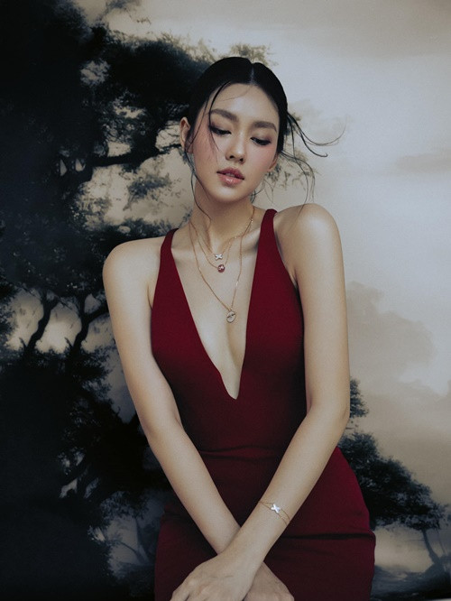 Tường San khoe vẻ đẹp mặn mà, gợi cảm sau khi có con. Ảnh: FB Tường San.