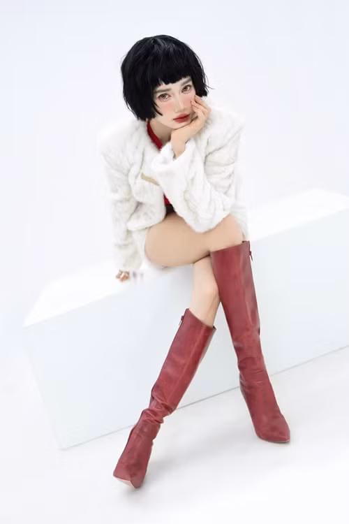 Vợ Trường Giang thường xuyên "biến hóa" phong cách, lúc nữ tính, thanh lịch, khi lại cá tính.