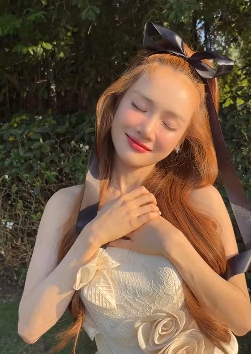 Qua camera thường, Nhã Phương khoe làn da căng mịn, vẻ ngoài rạng rỡ.