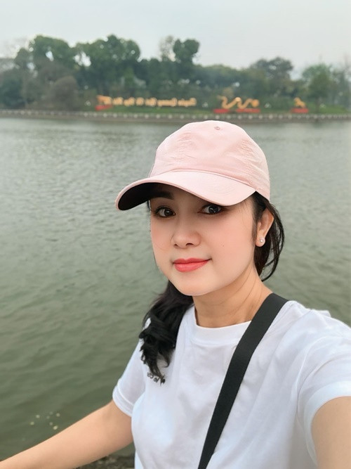 Nữ nghệ sĩ cho biết, cô không phẫu thuật thẩm mỹ. "Ai cũng muốn đẹp nhưng tôi nói không với can thiệp xâm lấn. Hơn nữa, việc thẩm mỹ ảnh hưởng nhất định tới biểu cảm khi diễn xuất. Tôi luôn cố gắng giữ sự tự nhiên với từng đường nét trên gương mặt", nghệ sĩ Thu Hà chia sẻ. Ảnh: FB Thu Hà.