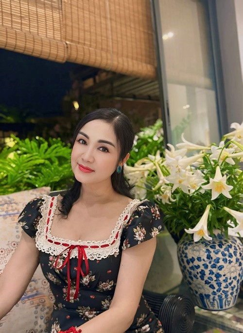 Nghệ sĩ Thu Hà chia sẻ trên Vietnamnet về nhan sắc tuổi U60: "Tôi không có bí quyết gì cả ngoài việc vô tư sống. Là phụ nữ đương nhiên ai cũng phải quan tâm đến việc chăm sóc sắc đẹp. Điều tôi quan tâm hơn cả đấy chính là phong thái. Tôi hay mặc đồ trẻ trung hơn nên mọi người thấy vậy". Ảnh: FB Thu Hà.