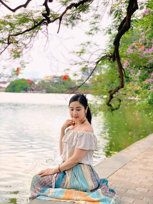 Trong cuộc phỏng vấn với Tiền Phong, nghệ sĩ Thu Hà thừa nhận mình có sử dụng phần mềm khi chụp ảnh đời thường. “Chúng tôi vẫn hay đùa vui đó là phần mềm chống nhục. Tuy nhiên, câu chuyện sử dụng phần mềm chỉnh ảnh đã quá phổ biến với tất cả mọi người, nó không có gì xấu cả”, chị nói. Ảnh: FB Thu Hà.