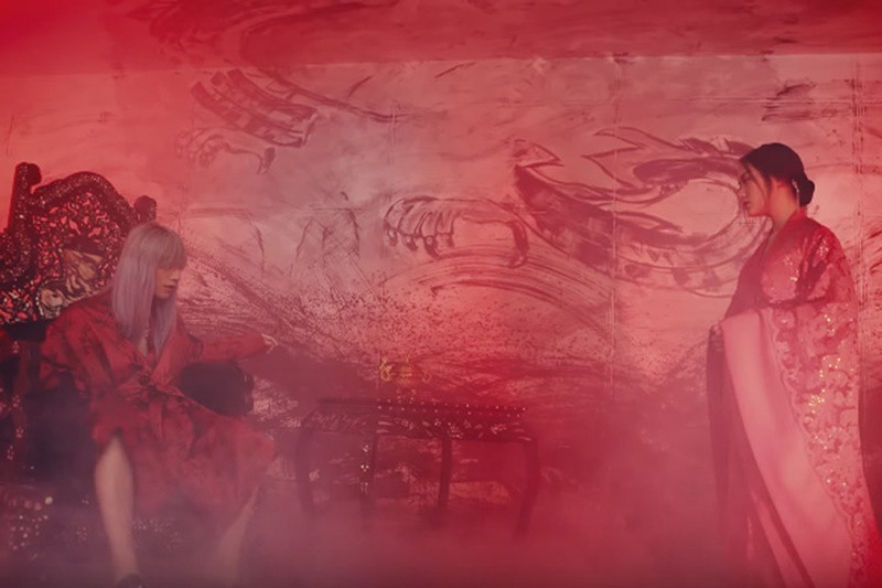 Năm 2017, Hồ Thu Anh đóng vai người tình trong mộng của Sơn Tùng M-TP trong MV Lạc trôi. Ảnh chụp màn hình.