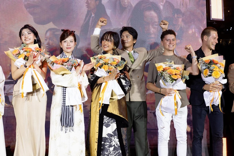 Hồ Thu Anh và Quang Tuấn (thứ ba bên phải) có cảnh nóng trong Địa đạo: Mặt trời trong bóng tối. Đạo diễn Bùi Thạc Chuyên chia sẻ trên Znews: "Tôi muốn đề cao sức sống của con người trong thời chiến. Những chiến sĩ du kích luôn khát khao tìm thấy nhau giữa bom đạn. Nhiều người sau khi xem phim thắc mắc với tôi vì sao quay cảnh đó. Nhưng các cảnh quay này giúp tôn vinh thông điệp tác phẩm và tính nhân bản". Ảnh: FB Hồ Thu Anh.