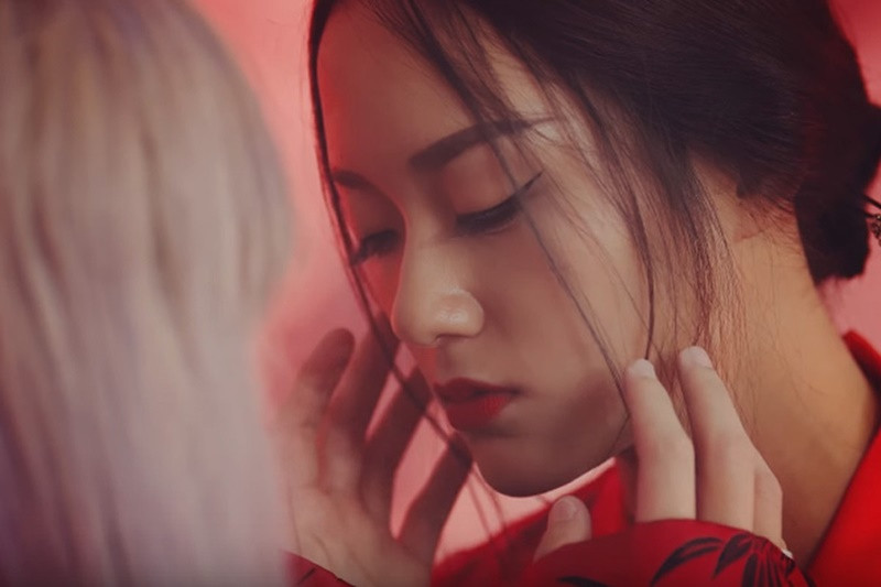 Tạo hình Hồ Thu Anh trong MV Lạc trôi là mỹ nhân cổ trang thường xuyên xuất hiện trong giấc mơ của ông vua do Sơn Tùng M-TP đóng. Ảnh chụp màn hình.