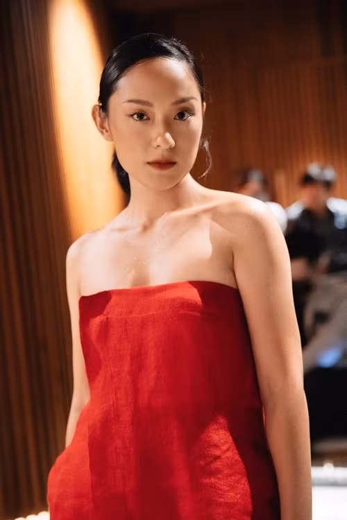 Nữ diễn viên thoải mái tạo dáng trước ống kính máy ảnh. Ảnh: FB Hồ Thu Anh.