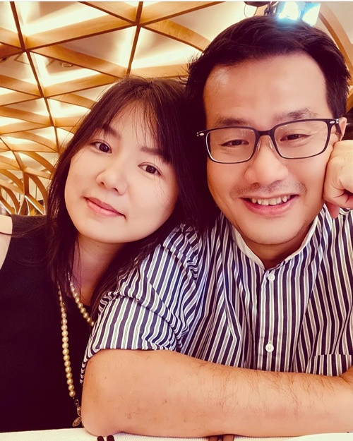 Ca sĩ Ngô Quỳnh Anh chia sẻ, vợ chồng cô làm chung ngành marketing nên thường xuyên trao đổi và hỗ trợ nhau. Ảnh: FB Ngô Quỳnh Anh.