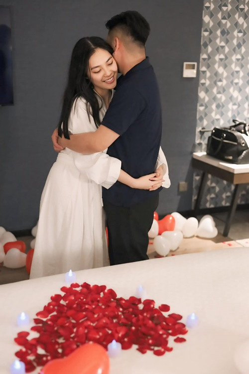 Nông Thúy Hằng và bạn trai tình tứ đón Valentine trắng vào tháng 3/2025. Ảnh: FB Nông Thúy Hằng.