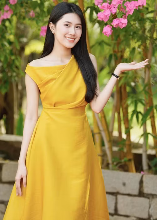 Thùy Nhiên cho biết, cô tự tin diễn thuyết trước đám đông, có khả năng cảm nhạc, hát, múa, vẽ, đàn piano, cắm hoa, nấu ăn.