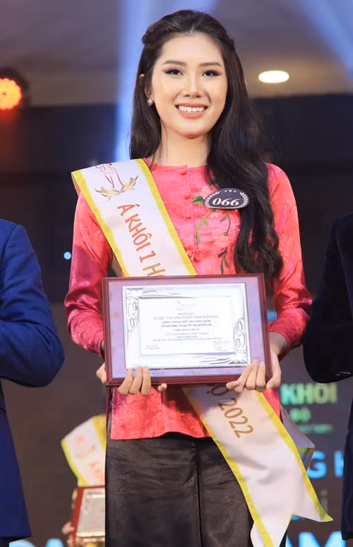 Trong chung kết Hoa khôi Nam Bộ 2022, Thùy Nhiên đoạt danh hiệu á khôi 1.