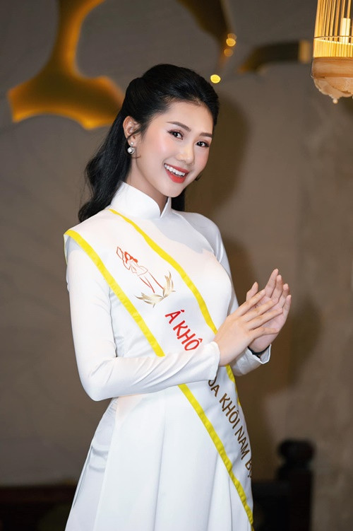 Người đẹp quê Vĩnh Long khoe vẻ đẹp nền nã trong tà áo dài sau Hoa khôi Nam Bộ 2022.