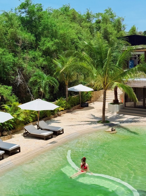 Người đẹp sinh năm 1991 du lịch trong và ngoài nước.