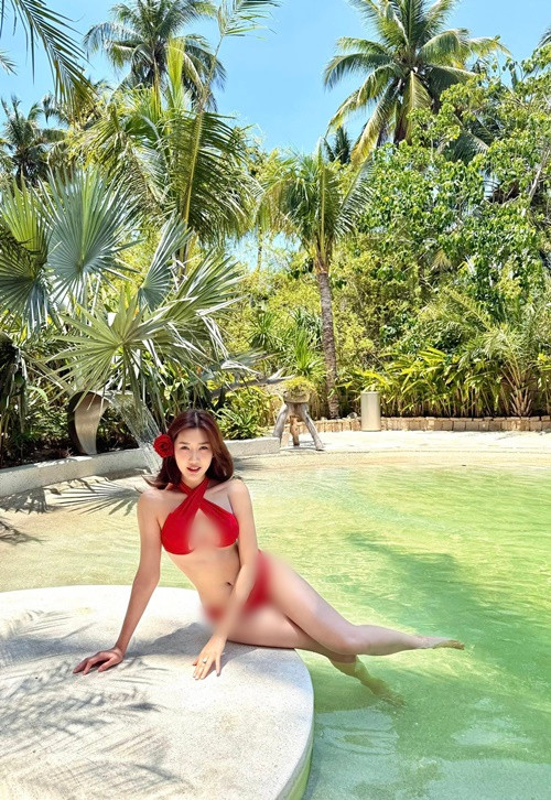 Sau khi khẳng định không mang thai, Thúy Ngân đăng tải loạt ảnh diện bikini.