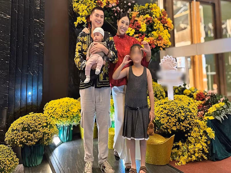 Làm bố lần 3, Quang Minh trải lòng: "Con sinh ra đã bị thiệt thòi vì ba không còn trẻ. Quang Minh tự hứa với lòng sẽ cố gắng giữ sức khỏe để lo cho con thật tốt khi có thể". Ảnh: FB Quang Minh.