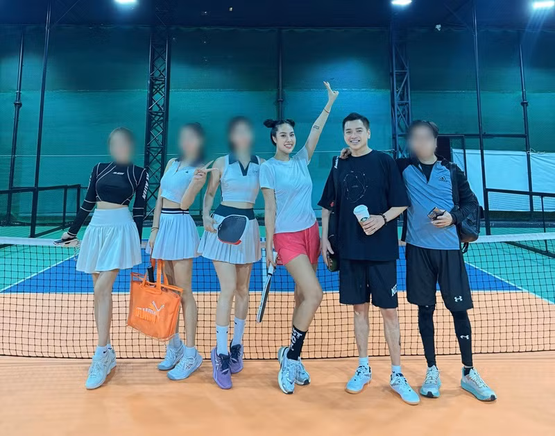 Gần đây, Quang Minh và bạn gái kém anh 37 tuổi cùng tập luyện pickleball. Ảnh: FB Quang Minh.
