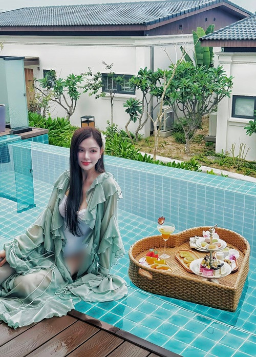 Nữ ca sĩ Thu Thủy đang du lịch Bình Thuận. Trên trang cá nhân, cô khoe loạt ảnh gợi cảm bên bể bơi.