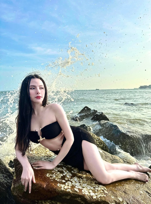 Nữ ca sĩ mặc nhiều mẫu áo tắm hở táo bạo khoe thân hình săn chắc, nuột nà.