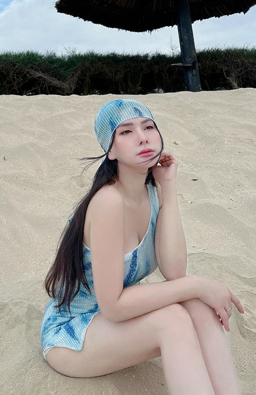 Thu Thủy bắt đầu đi hát vào năm 15 tuổi. Năm 16 tuổi, cô tham gia nhóm Mây Trắng.