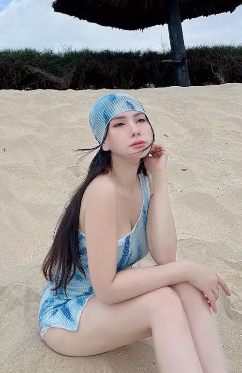 Thu Thủy bắt đầu đi hát vào năm 15 tuổi. Năm 16 tuổi, cô tham gia nhóm Mây Trắng.