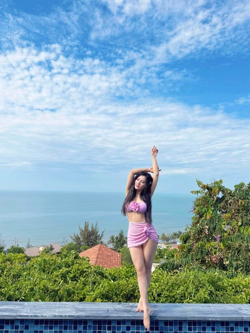 Thu Thủy thường lựa chọn trang phục đi biển mang tông màu rực rỡ.