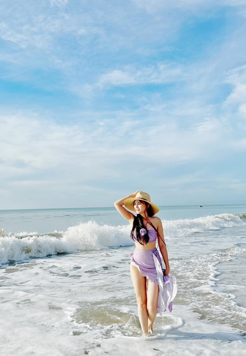 Lần nào lên đồ đi biển, cựu thành viên nhóm Mây Trắng cũng gây chú ý.