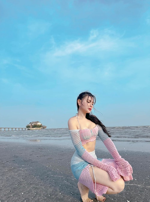 Nữ ca sĩ thả dáng trong các mẫu váy áo đi biển gợi cảm, hợp thời trang.