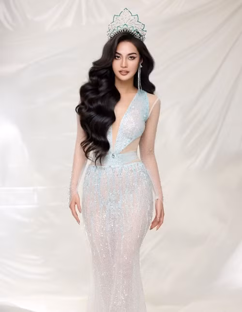 Sau chung kết Hoa hậu các Dân tộc Việt Nam 2022, Á hậu Thạch Thảo trở thành đại diện Việt Nam ở Hoa hậu Trái đất 2023 thay vì Nông Thúy Hằng. Chia sẻ về việc này, trong cuộc phỏng vấn với VOV, Nông Thúy Hằng cho biết, cô thấy rất bình thường về quyết định này của ban tổ chức. Ảnh: Dân Việt.