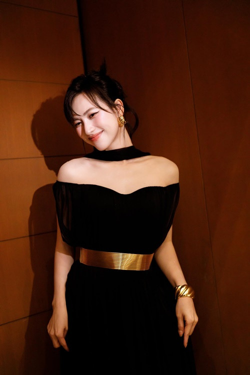 Phương Anh Đào diện trang phục không quá táo bạo. Ảnh: FB Phương Anh Đào.